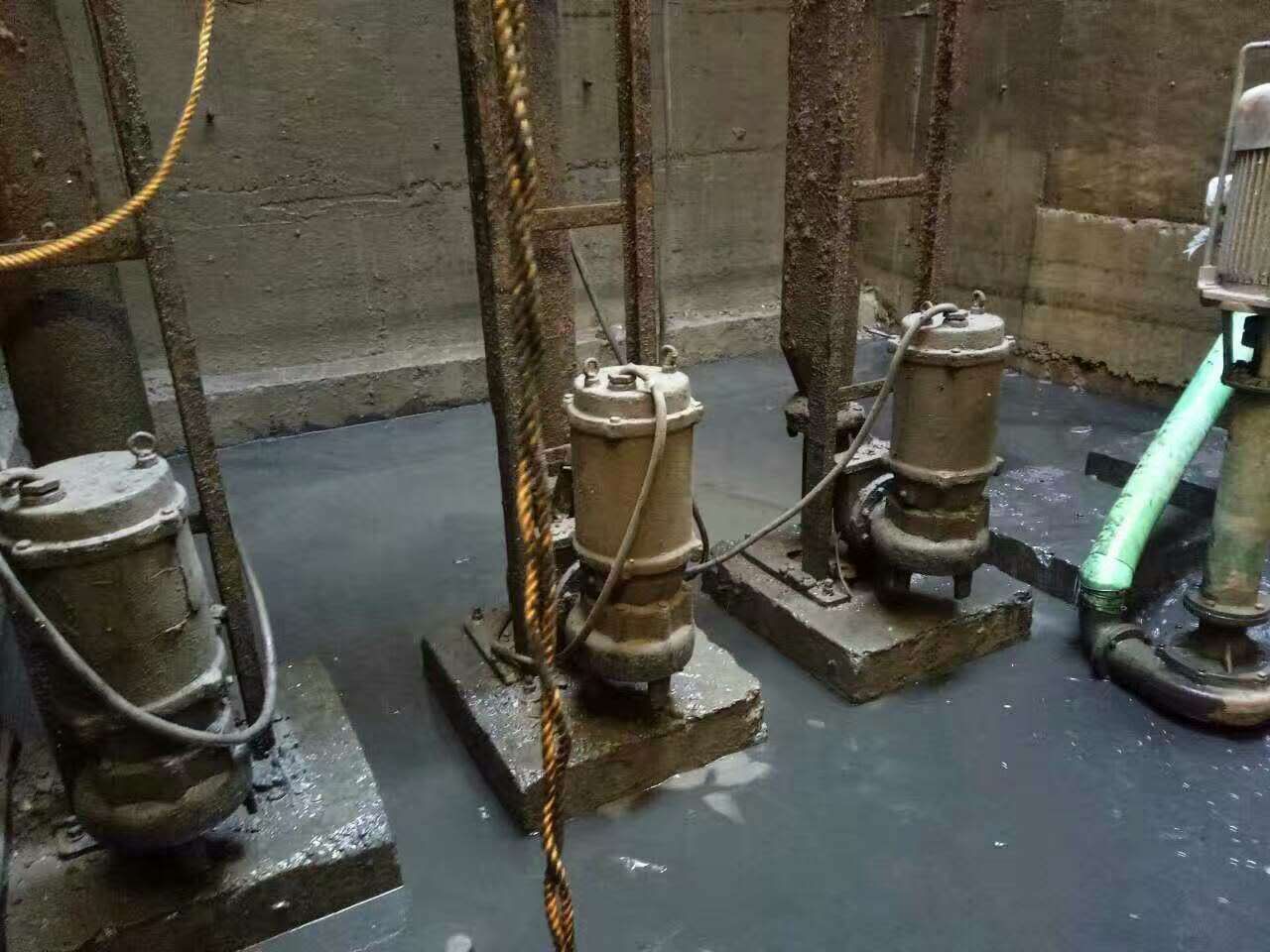 双滦污水池清理